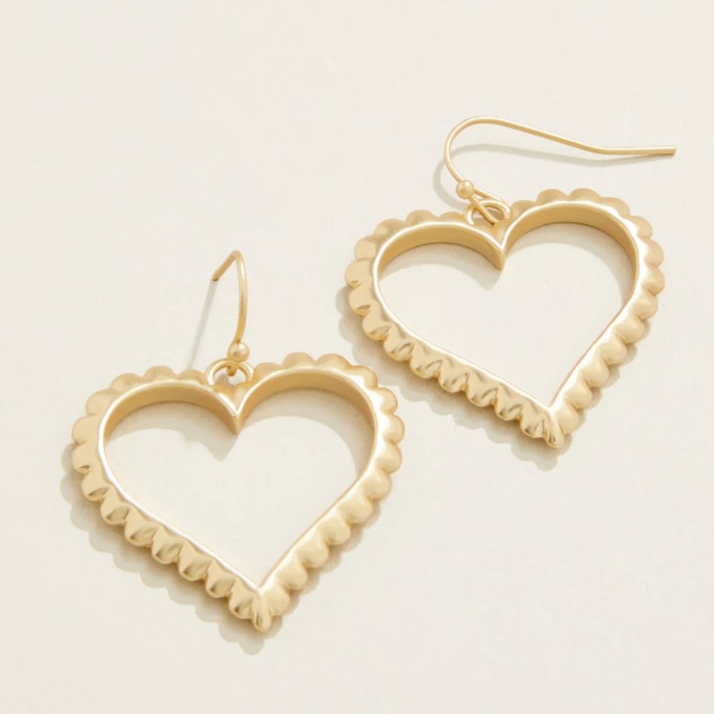 18kt Matte Gold Plated Scalloped Heart Earrings in Gold NIB - Picture 3 of 12